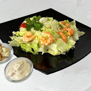 Салат Цезарь с креветками