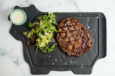 Рибай с соусом блю-чиз