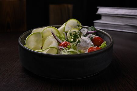 Тёплый салат с индейкой и яйцом пашот