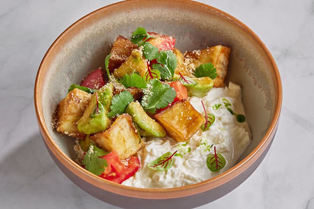 Салат с баклажаном и страчателлой