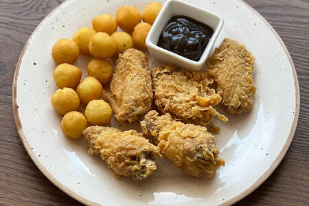 Хрустящие крылышки с картофельными шариками