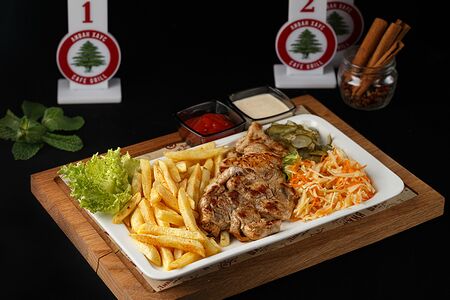 Куриное филе на гриле с гарниром, салатом и соусом