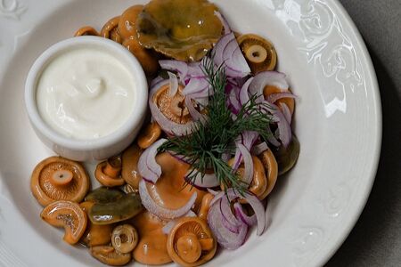 Рыжики с красным луком и сметаной