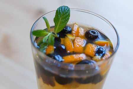 Сладкий чернично-цитрусовый чай с карамелью и корицей