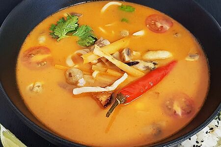 Том ям с морепродуктами