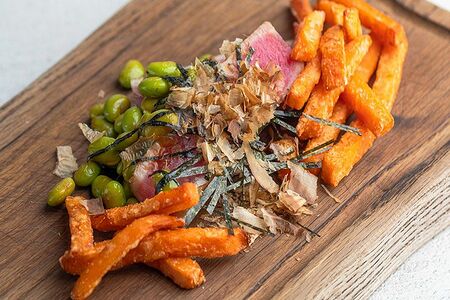 Тунец на гриле с бобами эдамаме