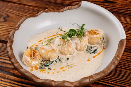 Гребешок со шпинатом в сливочном соусе