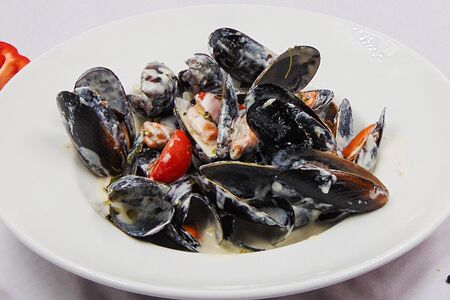 Мидии в створках, томлёные в соусе дор