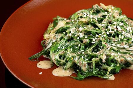 Салат Чука с ореховым соусом