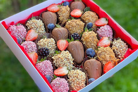 Подарочный набор №1 из клубники в молочном шоколаде Четыре посыпки