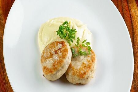 Куриные котлеты с пюре из картофеля и сельдерея