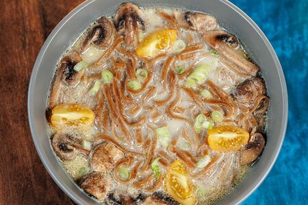 Сливочно-куриный суп с грибами и гречневой лапшой 