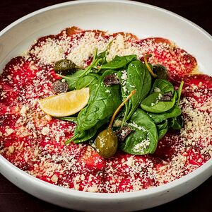 Карпаччо из говядины с маслом белого трюфеля и кунжутным соусом с каперсами