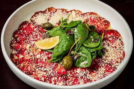 Карпаччо из говядины с маслом белого трюфеля и кунжутным соусом с каперсами