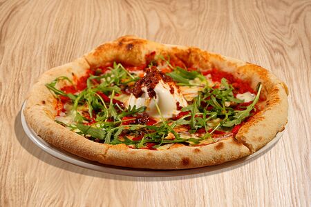 Пицца буррата, оливки и печеные перцы