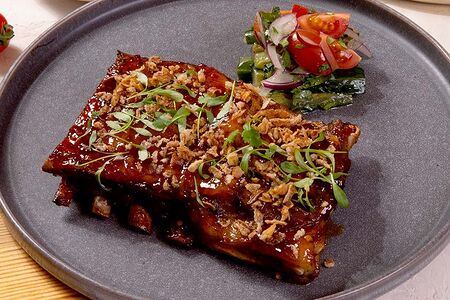 Ребрышки ягненка в устричном соусе