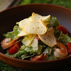 Салат Цезарь с креветками