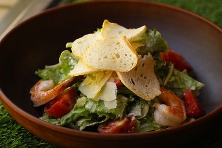 Салат Цезарь с креветками