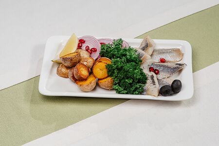 Сельдь с отварным картофелем