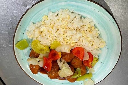Гай фан с рисом и фрикадельками в кисло сладком соусе