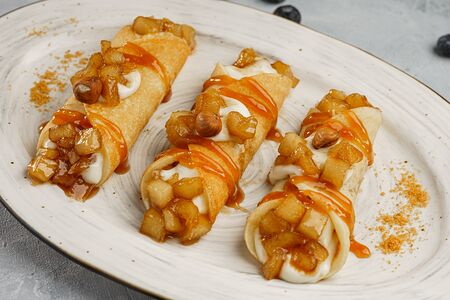 Блинчики с яблоками фламбе и кремом-чиз