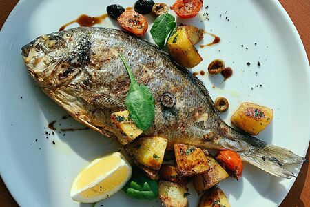 Дорадо, картофель и томат