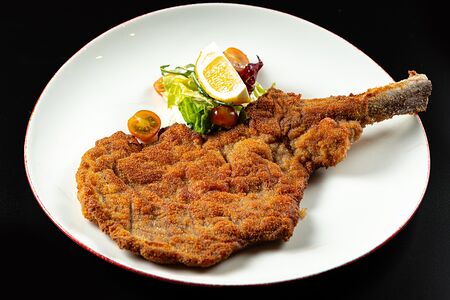 Отбивная из телятины по-милански с микс салатом