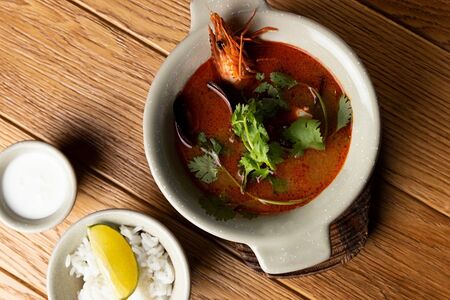 Том ям с морепродуктами и грибами цао гу