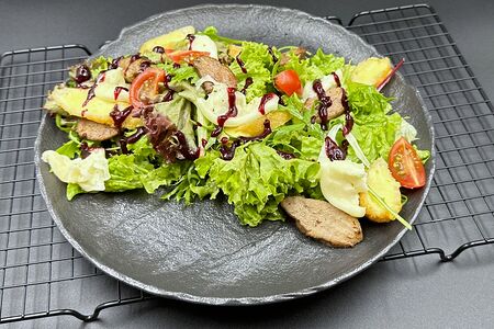 Салат с утиной грудкой и сыром