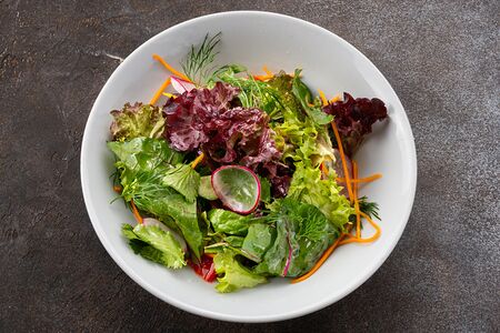 Большой рыночный салат с авокадо