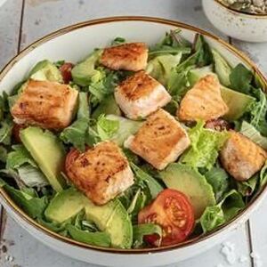 Салат с семгой, рукколой и авокадо