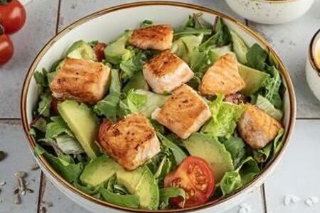 Салат с семгой, рукколой и авокадо