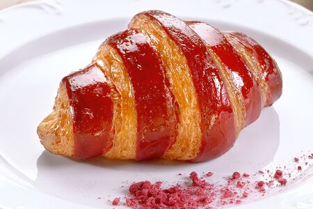 Круассан Роза-малина-личи