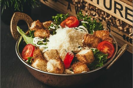 Салат Цезарь с хрустящей индейкой