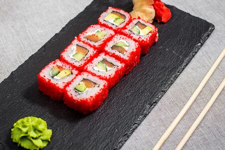 Ролл Калифорния с лососем