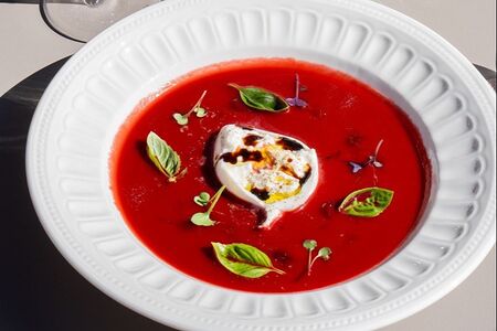 Летний свекольный суп с бурратой и вишней