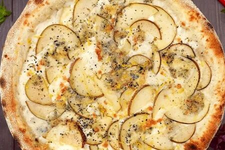 Пицца с грушей и голубым сыром