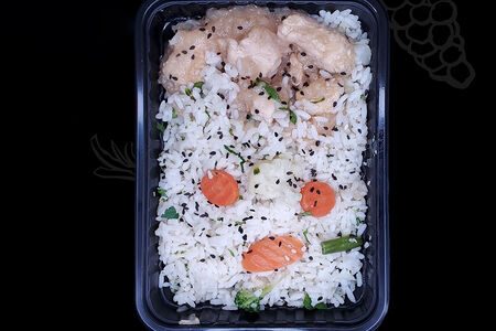 Рис с овощами и куриным филе в кисло-сладком соусе