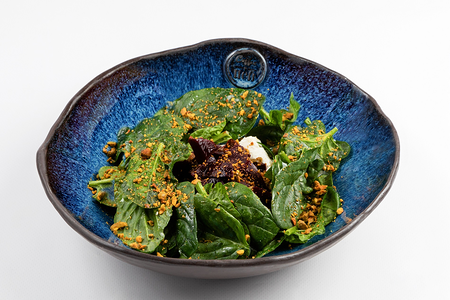 Салат с муссом из мягкого сыра, печеной свеклой, шпинатом и орехами