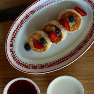 Сырники со сметаной и малиновым вареньем 