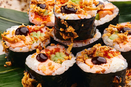 Ролл с жареным лососем