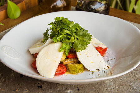 Салат с печёными овощами и моцареллой