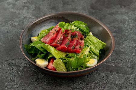 Салат с тунцом, томатами и авокадо