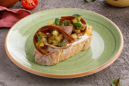 Брускетта с уткой и яблочным чатни