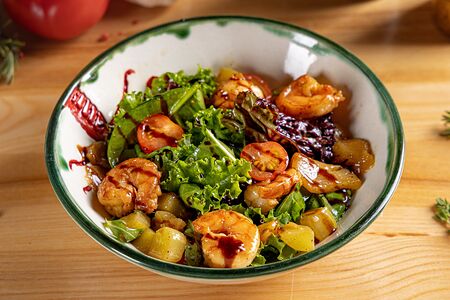 Салат с креветками и жареным ананасом