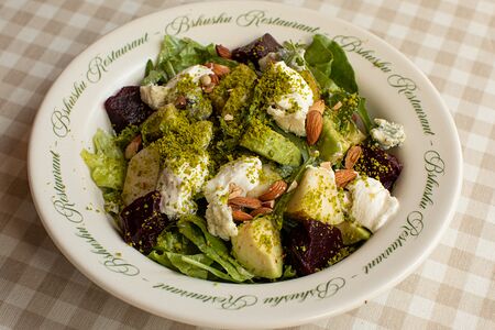 Салат из груши и свеклы с рикоттой, горгонзолой и фисташками