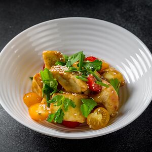 Салат Хрустящий баклажан с помидорами и устричным соусом