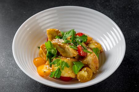 Салат Хрустящий баклажан с помидорами и устричным соусом