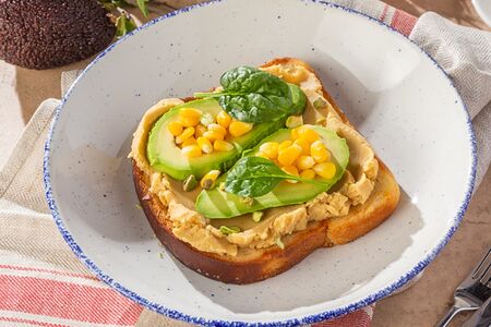 Авокадо-тост с хумусом и кукурузой