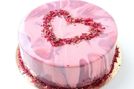 Муссовый торт с сердцем из лепестков роз (Начинка Черника-Ежевика)